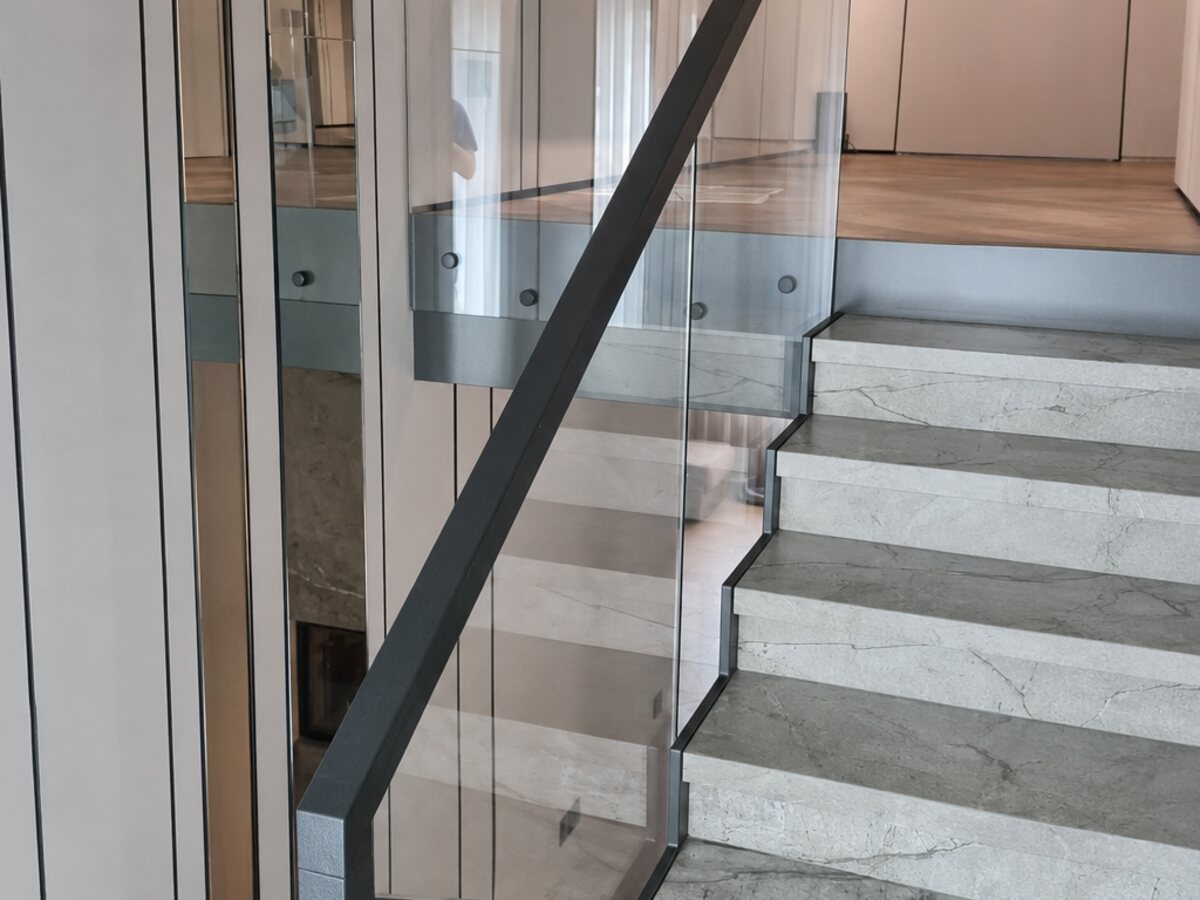 Стеклянное ограждение с черным поручнем