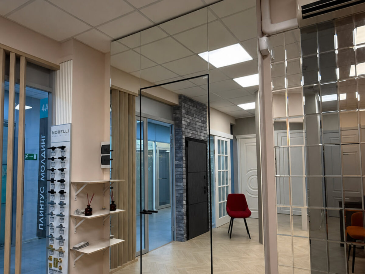 Зеркальная стена в салоне